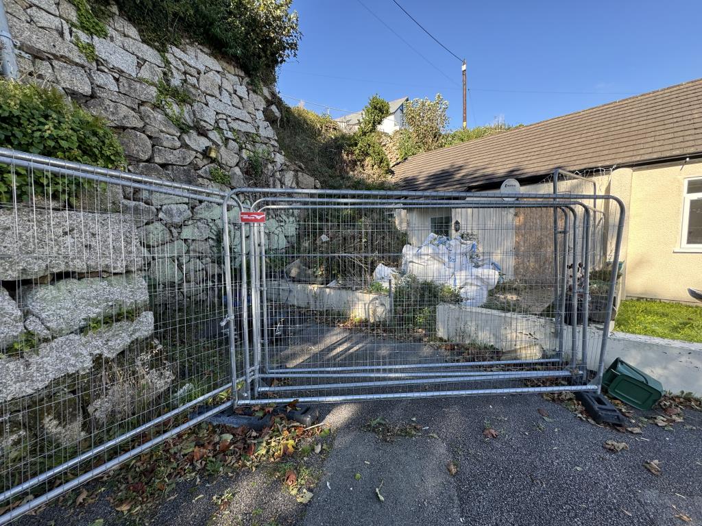 Lot: 40 - PROPERTY FOR RECONSTRUCTION - View of the front of the property